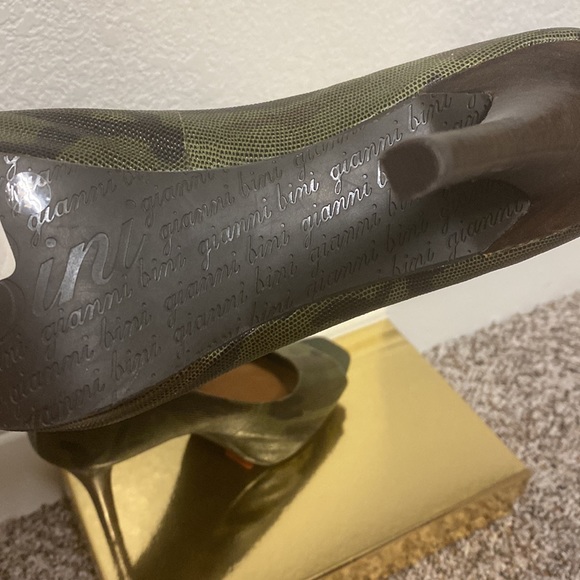 Gianni Bini Camouflaged Heels! Size 11 - Picture 2 of 3